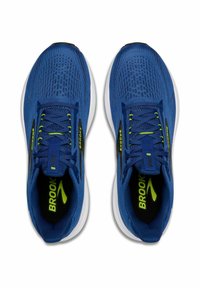 Scarpe da corsa blu con una parte superiore in mesh testurizzato, intersuola bianca e dettagli verde neon. Presentano lacci e un colletto imbottito.