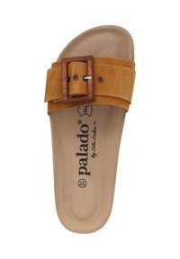Sandalo scivoloso in suede giallo con una fascia larga, fibbia in legno e soletta beige con branding nero. Texture liscia e design con punta aperta.