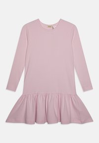 Langermet kjole i myk rosa ribbet stoff, med en flagrende volangkant og rund hals. Enkel, avslappet passform.