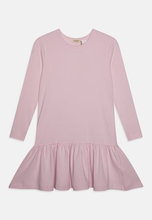 Robe à manches longues en tissu côtelé rose pâle, avec un ourlet à volants évasés et un col rond. Design simple à coupe décontractée.