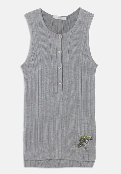 Harmaa ilmanhihoilla varustettu pusero, jossa on ribbumäinen pinta. Etupuolella on neljä nappia ja alaosassa brodeerattu vihreä kasvi-kuvio.