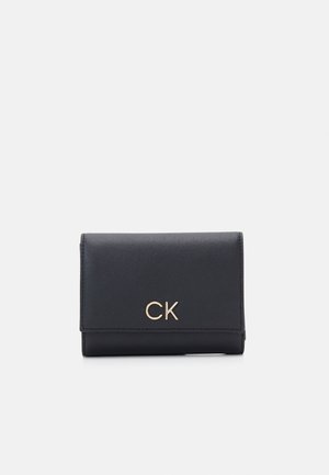 Crna kožna novčanica s glatkom teksturom, koja na prednjoj strani ima zlatni "CK" logo, pravokutnog oblika i s preklopnim dizajnom.