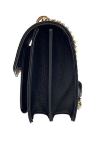Borsa a tracolla in pelle nera con più scomparti e una tracolla in catena dorata, vista di lato su uno sfondo bianco.
