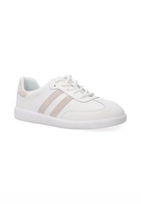Białe sneakersy z teksturowanej skórzanej cholewki, trzy beżowe paski, wyściółka z amortyzacją i gumowa podeszwa. Sznurówki i okrągły czubek.