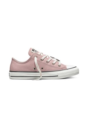 Niedriger pinkfarbener Segeltuchsneaker mit weißer Gummisohle, weißen Schnürsenkeln und schwarzem Streifendetail, von der Seite auf weißem Hintergrund gezeigt.