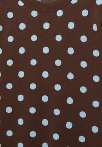 Hnedá pletená látka s rovnomerne rozmiestnenými svetlomodrými bodkami a okrúhlym výstrihom.