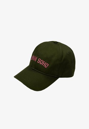 Oliven grønt baseballkasket med pink broderet tekst, der læser "BERLIN SOHO." Har en buet skygge og syede detaljer.