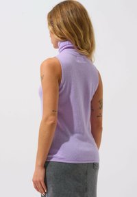 Authentic Cashmere COL ROULÉ SANS MANCHES - Linne - purple