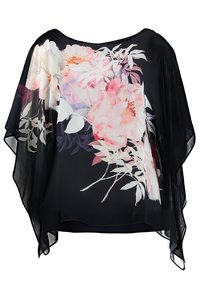 Svart genomskinlig blus med blommönster som har rosa och vita pioner, lösa batwing-ärmar och rund halsringning. Lättviktsmaterial.