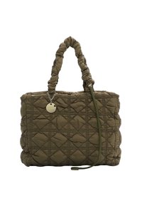 Sac fourre-tout matelassé de couleur olive avec double poignées. Présente des motifs en losanges, un charm décoratif et une sangle ajustable et fine.
