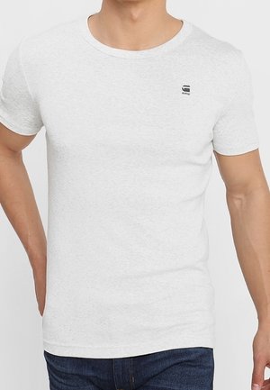 Biała koszulka z krótkim rękawem w klasycznym kroju, wykonana z mieszanki bawełny. Posiada subtelne logo na lewej piersi, jednolity wzór, miękka texture.