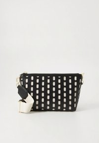 Melnā un baltā rakstainā aploksnes somiņa ar gludu virsmu, rāvējslēdzēja aizdari un noņemamu krēmkrāsas siksniņu ar sešstūra akcentu.