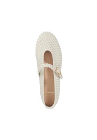 Witte geweven balletflat met een ronde neus en een bandje met een goudkleurige gesp. Glad binnenwerk en een gevoerd voetbed.
