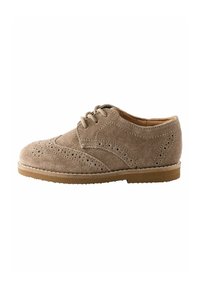 Chaussure oxford en daim beige avec des détails de brogue, bout rond, lacets fins et semelle en caoutchouc brun clair. Design classique avec un dessus texturé.