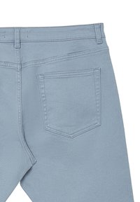 Jeans in denim blu chiaro con una singola tasca posteriore di forma triangolare e dettagli di cucitura sottili lungo le cuciture.