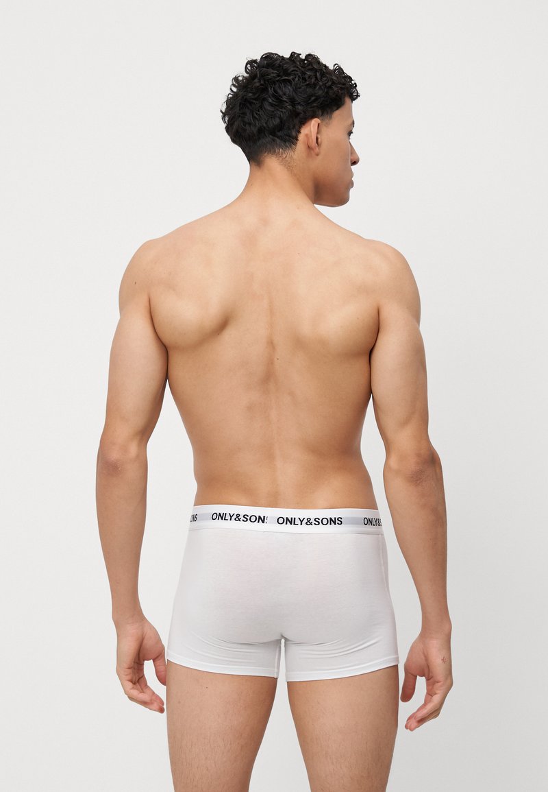 Boxer in cotone bianco con elastico nero con il marchio "ONLY&SONS". Mostrati su una figura maschile vista da dietro.