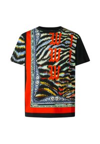 Maglietta nera a maniche corte con vivaci motivi a strisce tigre in blu, arancione e giallo, con bordi decorativi e lettering in rosso audace.