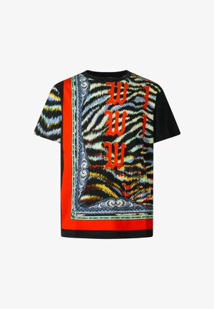 Maglietta nera a maniche corte con vivaci motivi a strisce tigre in blu, arancione e giallo, con bordi decorativi e lettering in rosso audace.