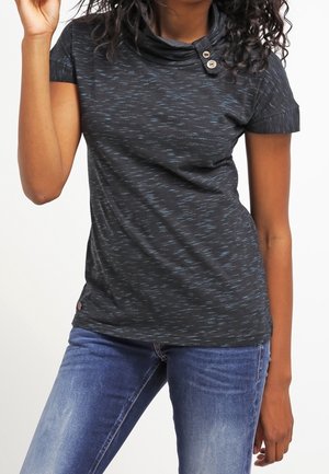 Haut noir à manches courtes avec un col bénitier, présentant des petites taches bleues discrètes, deux boutons décoratifs au col, et une coupe ajustée.