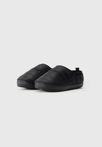 Pantofi de casă negri, tip slip-on, cu un design din material matlasat, având o textură netedă și margini moi, profil jos și un șnur de întărire la călcâi.
