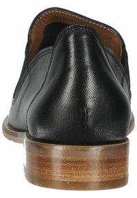 Chaussure en cuir noir avec un bout rond, un dessus texturé et un talon de largeur moyenne. La semelle est en bois avec des strates visibles.
