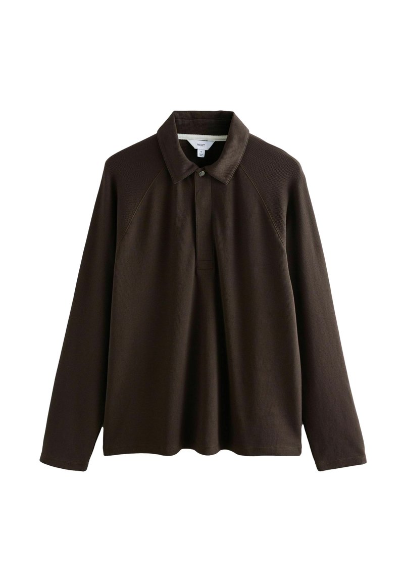Braunes Langarm-Polohemd mit Kragen, ausgestattet mit einer geknöpften Knopfleiste und geripptem Textil. Einfaches Design mit Raglanärmeln.