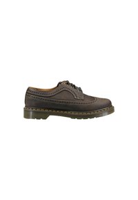 Scarpa brogue in pelle marrone con perforazioni decorative, punta rotonda, chiusura con lacci e cuciture gialle, dotata di suola spessa.