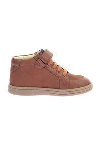Scarpa alta in pelle marrone con finitura testurizzata, lacci arancioni e cinturino in Velcro. Presenta una suola in gomma color sabbia e colletto imbottito.