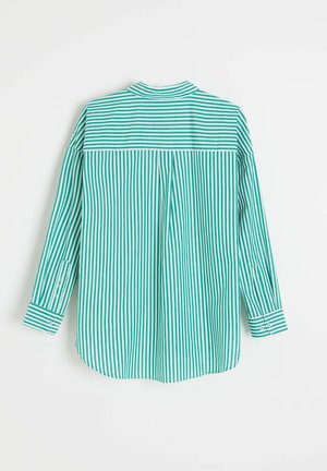 Koszula na guziki z długim rękawem w pionowe zielono-białe paski, z poziomymi paskami na górnej części pleców i zapinanymi na guziki mankietami, widoczna od tyłu.