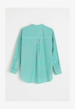 Koszula na guziki z długim rękawem w pionowe zielono-białe paski, z poziomymi paskami na górnej części pleców i zapinanymi na guziki mankietami, widoczna od tyłu.