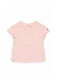 Lys rosa bomulds T-shirt med korte flæseærmer, prydet med et cirkulært logo trykt i hvidt. Knaplukning bagpå for nem påklædning.