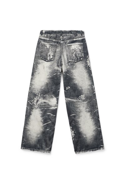 Jean en denim délavé noir et blanc avec des patchs usés et des ourlets effilochés, vu de dos avec deux poches.