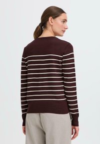 Burgunderstripet genser med lysegrå horisontale striper, laget av strikket stoff. Har rund hals og ribbestrikkede mansjetter og nederkant.