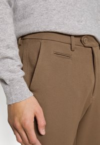 Les Deux COMO SUIT PANTS SEASONAL - Calças - lead gray