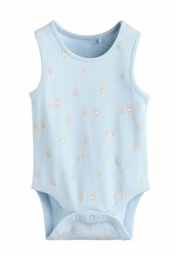 Lyseblå babydragt lavet af blød bomuld med et mønster af små tøjdyr og trykknapper i bunden for nem påklædning.