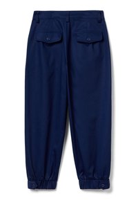 Námořnicky modré kalhoty s volným střihem, vybavené dvěma zadními kapsami, elastickými manžetami a knoflíkovými ozdobami na manžetách. Hladká textura látky.