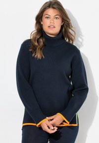 Maglione a collo alto navy con texture a costine, dettagli arancioni e verdi sull'orlo e sui polsini, caratterizzato da una vestibilità comoda e maniche allungate.