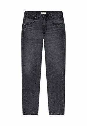 Jeans in denim nero con un design a gamba dritta, dotati di cinque tasche, leggera sfumatura e un accento blu sulla tasca anteriore. Etichetta Wrangler visibile.