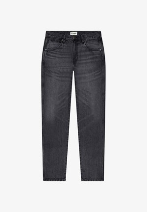 Jeans in denim nero con un design a gamba dritta, dotati di cinque tasche, leggera sfumatura e un accento blu sulla tasca anteriore. Etichetta Wrangler visibile.