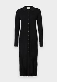 Czarna dzianinowa sukienka w prążki z długimi rękawami, kołnierzykiem i zapięciem na guziki z przodu. Materiał ma teksturowane wykończenie z pionowymi liniami.