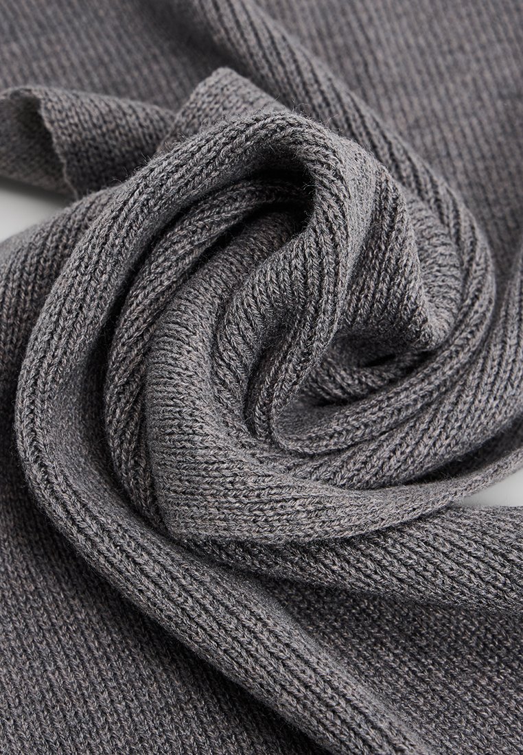 Grau gestrickter Stoff, mit einem gerippten Muster strukturiert, locker gerollt. Weiches Material mit leichtem Glanz und subtilen Farbvariationen.