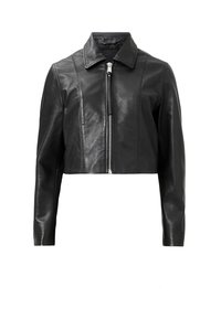 Chaqueta de cuero negra recortada con cremallera frente, cuello puntiagudo y mangas largas que presentan sutiles detalles de costura.