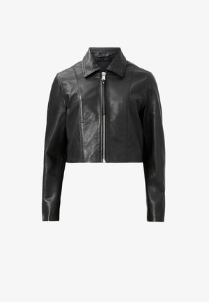Krótsza czarna skórzana kurtka z zamkiem z przodu, spiczastym kołnierzem i długimi rękawami, które mają subtelne detale przeszycia.