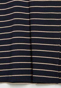 Granatowy materiał w prążki z naprzemiennymi cienkimi beżowymi paskami, o gładkiej fakturze i prostym kroju u dołu.