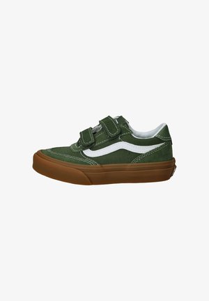 Groene canvas en suède sneaker met witte zijstreep, bruine rubberen zool en twee klittenbandsluitingen, zijaanzicht.