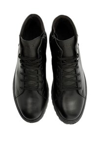 Czarne skórzane sneakersy w stylu mid-top z teksturowanym zapięciem na sznurówki i wytłoczonym logo. Posiadają gładkie i matowe wykończenie oraz wzmocniony obszar palców.