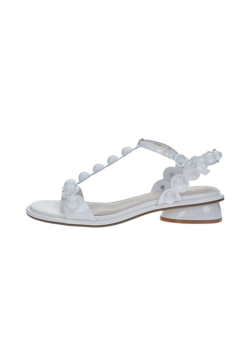 Sandal bianco con design a T-strap, con palline lucide come dettagli, tacco basso e soletta liscia. Realizzato in materiale sintetico.