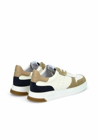 Baskets en cuir blanc avec des accents en suedine beige et bleu marine. Bout rond, détails perforés, lacets plats et semelle en caoutchouc.