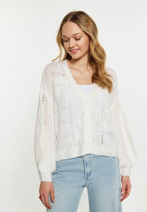 Witte gebreide cardigan met een V-hals, brede mouwen en knoopsluiting. Kenmerkt zich door een gestructureerd, open geweven patroon en een geribde onderrand.