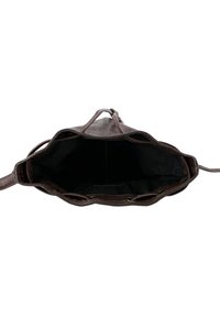 Borsa a mano in pelle marrone con apertura smerlata, esterno strutturato e interno in tessuto scuro. Presenta dettagli cuciti e una tracolla.